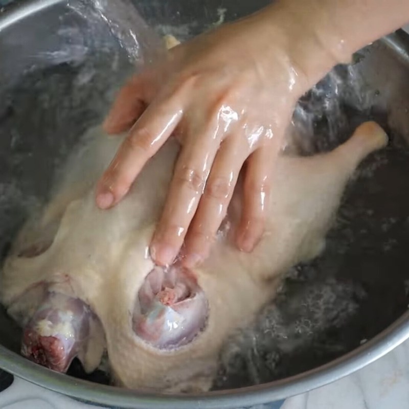 Bước 1 Sơ chế và khử mùi hôi thịt vịt Thịt vịt kho nước dừa
