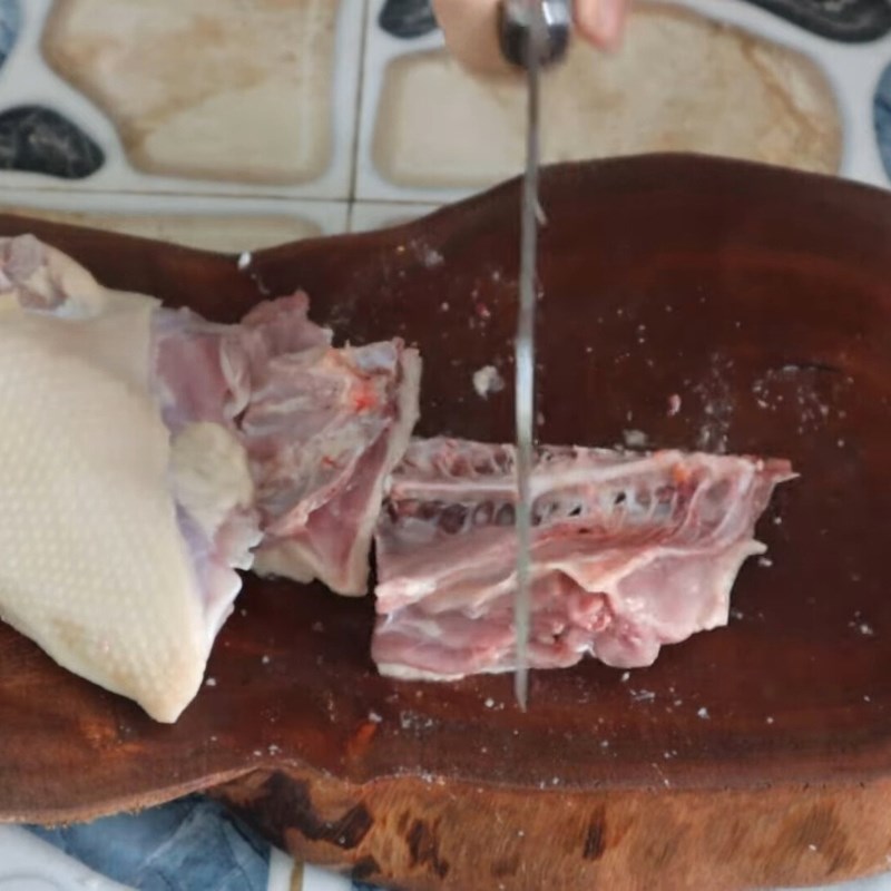 Bước 1 Sơ chế và khử mùi hôi thịt vịt Thịt vịt kho nước dừa