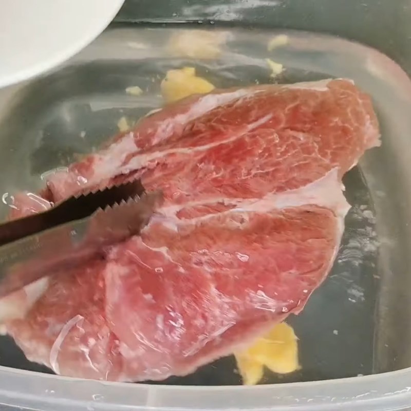 Bước 1 Sơ chế và luộc thịt lợn Nộm thịt lợn