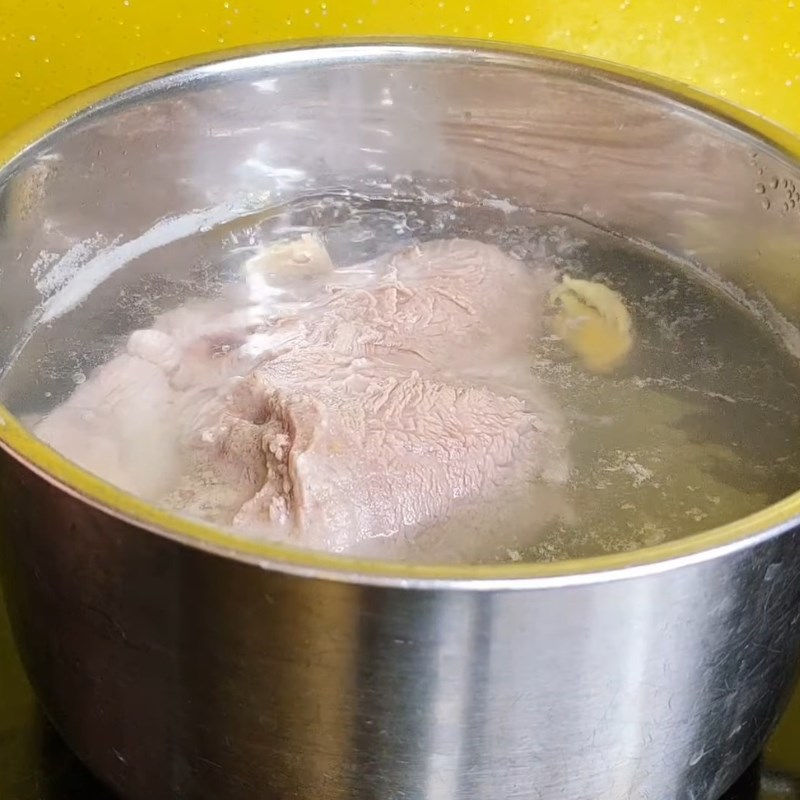 Bước 1 Sơ chế và luộc thịt lợn Nộm thịt lợn