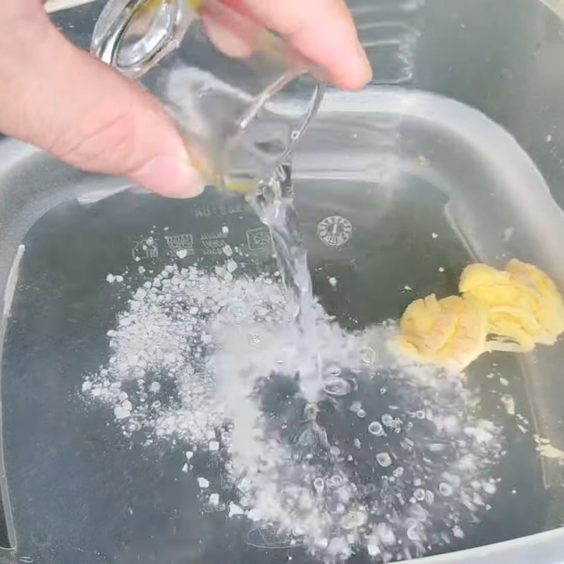 Bước 1 Sơ chế và luộc thịt lợn Nộm thịt lợn