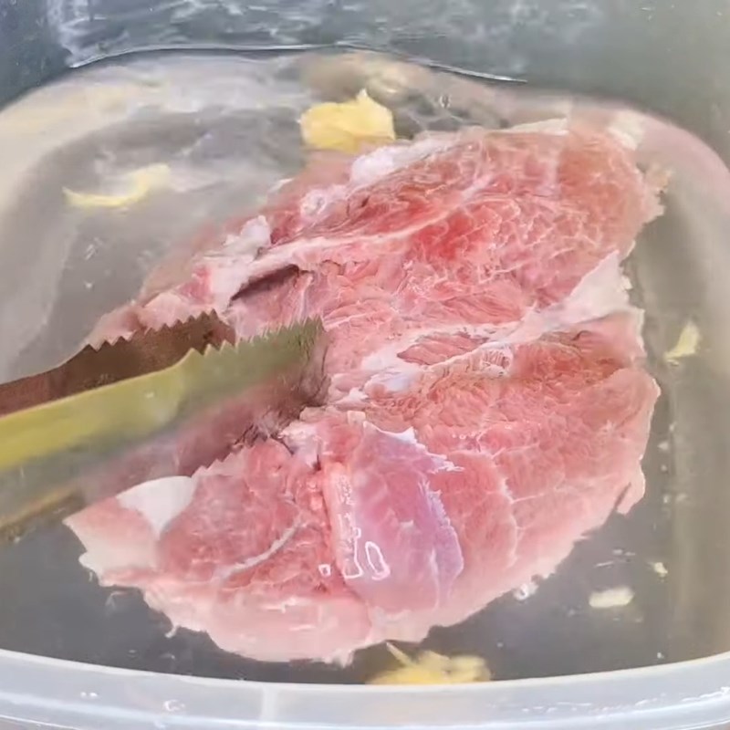 Bước 1 Sơ chế và luộc thịt lợn Nộm thịt lợn