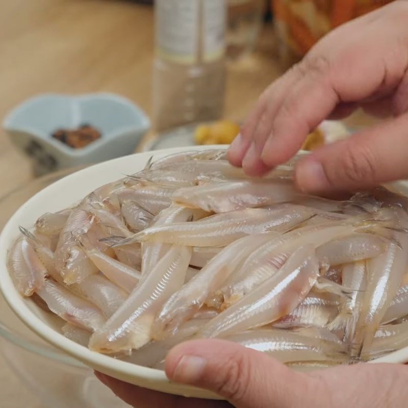 Bước 1 Sơ chế và ướp cá Cá kho tiêu xanh