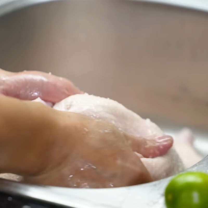 Bước 1 Sơ chế vịt sạch sẽ, khử mùi tanh Vịt luộc