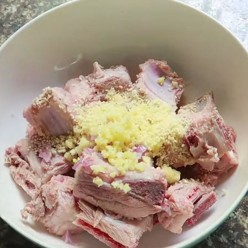 Bước 3 Sơ chế xương heo và các nguyên liệu khác Bún riêu miền Nam