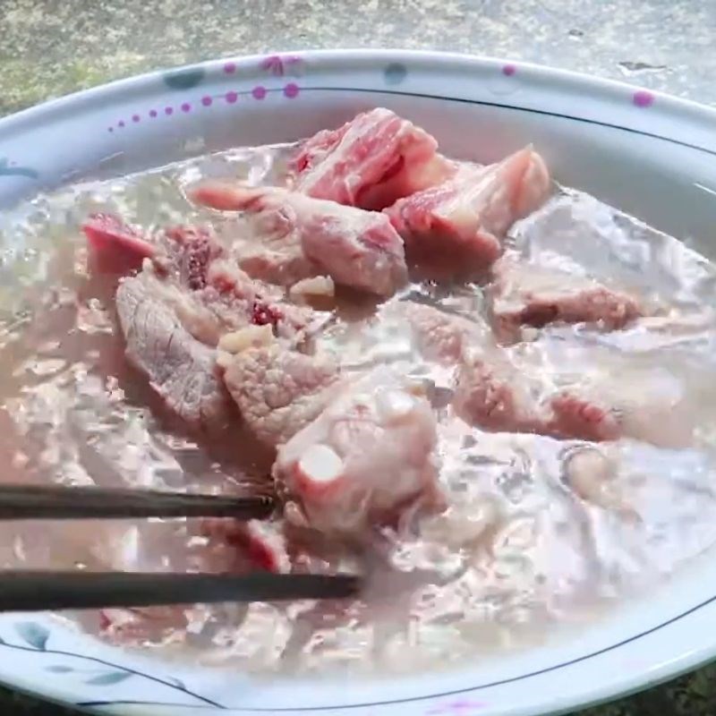 Bước 3 Sơ chế xương heo và các nguyên liệu khác Bún riêu miền Nam