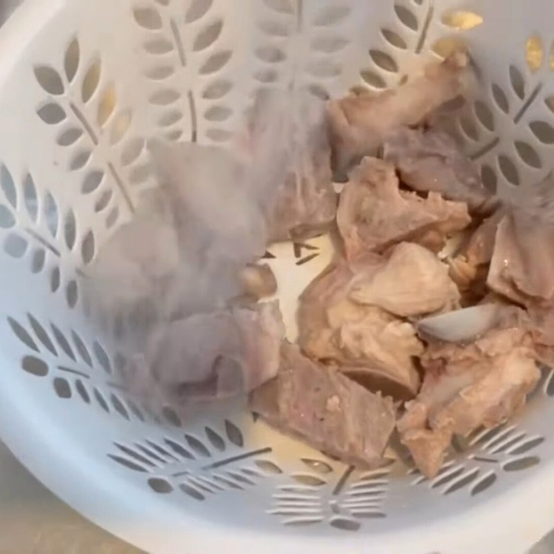 Bước 1 Sơ chế xương, thịt và giò heo Bún riêu giò heo