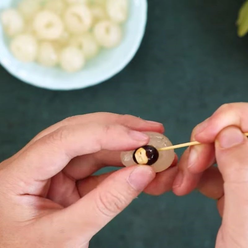 Bước 2 Tách vỏ và hạt nhãn (kỹ thuật quan trọng) Rượu nhãn