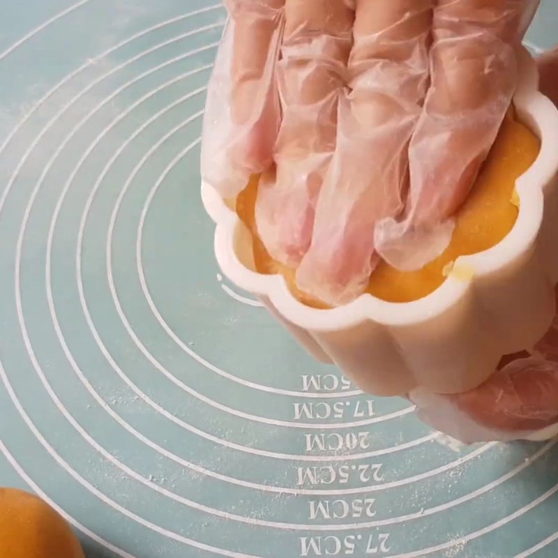 Bước 3 Tạo hình bánh nướng cốm dừa Bánh trung thu cốm dừa