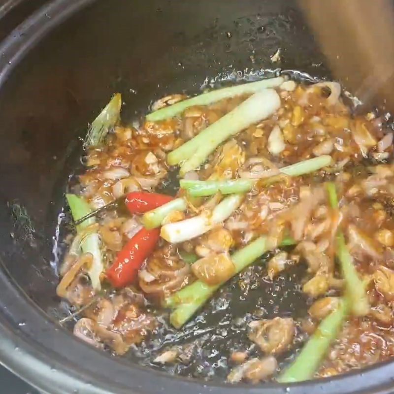 Bước 2 Thắng nước màu và phi thơm hành tỏi Cá nục kho mật mía