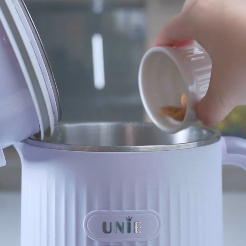 Bước 3 Thêm hạnh nhân và hoàn tất Làm sữa đậu nành bằng máy làm sữa hạt