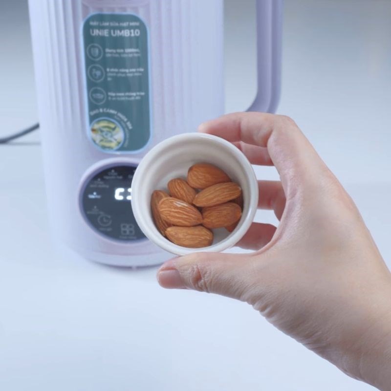 Bước 3 Thêm hạnh nhân và hoàn tất Làm sữa đậu nành bằng máy làm sữa hạt