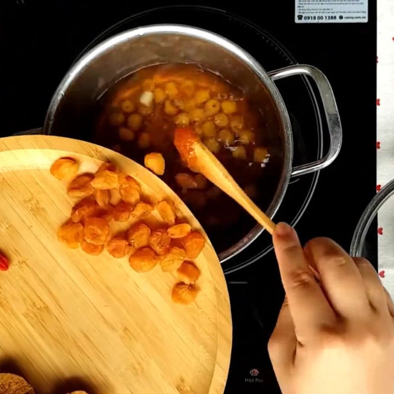 Bước 4 Thêm long nhãn, kỷ tử và táo Chè hạt sen long nhãn táo đỏ