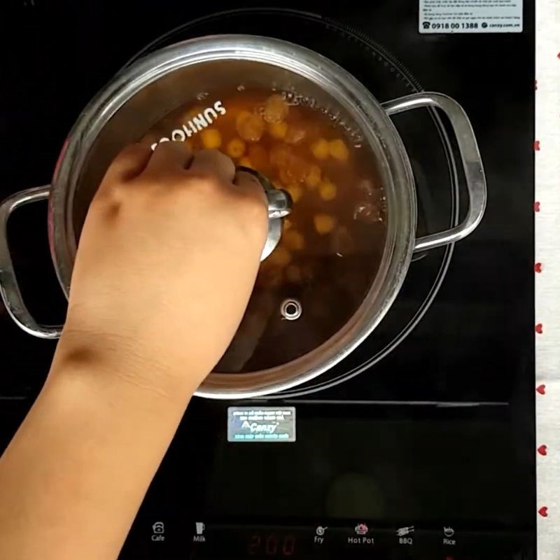Bước 4 Thêm long nhãn, kỷ tử và táo Chè hạt sen long nhãn táo đỏ