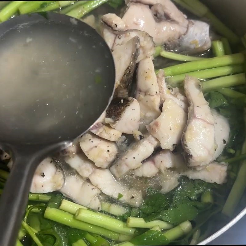 Bước 4 Thêm rau cần và hoàn thiện món canh Canh cá nấu rau cần