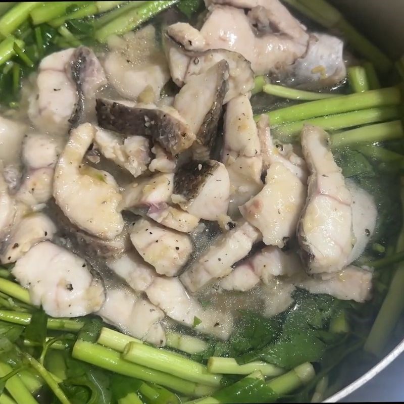 Bước 4 Thêm rau cần và hoàn thiện món canh Canh cá nấu rau cần