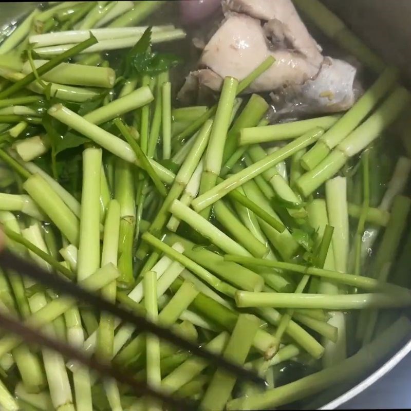 Bước 4 Thêm rau cần và hoàn thiện món canh Canh cá nấu rau cần