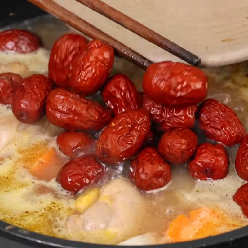 Bước 4 Thêm rau củ, táo đỏ và kỷ tử Gà hầm hạt sen táo đỏ kỷ tử