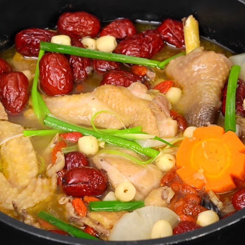 Bước 4 Thêm rau củ, táo đỏ và kỷ tử Gà hầm hạt sen táo đỏ kỷ tử