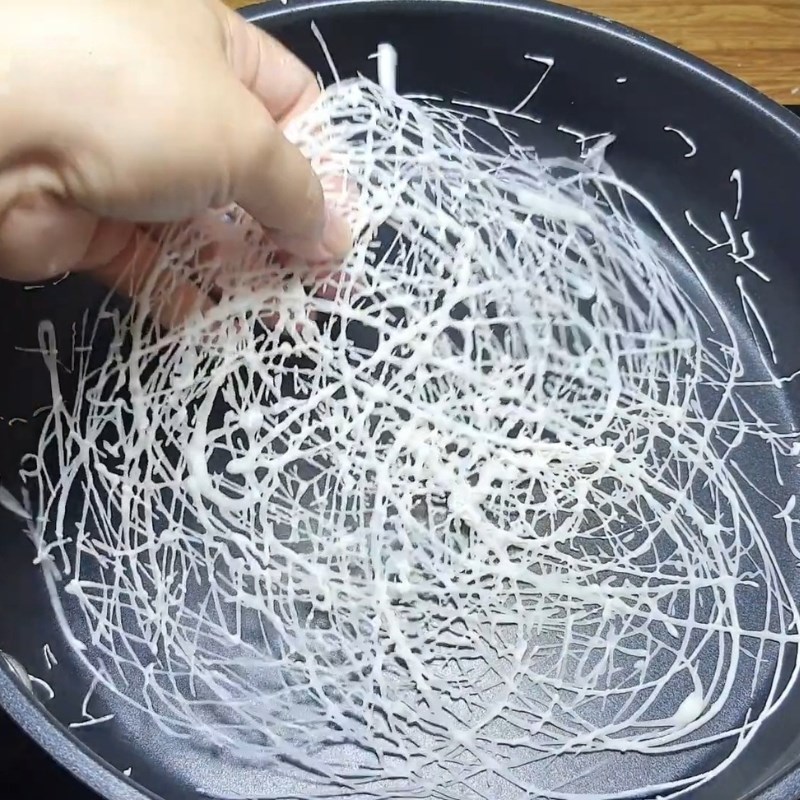 Bước 3 Tráng vỏ bánh rế Bánh tráng rế cuốn chả giò