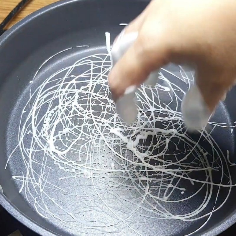 Bước 3 Tráng vỏ bánh rế Bánh tráng rế cuốn chả giò