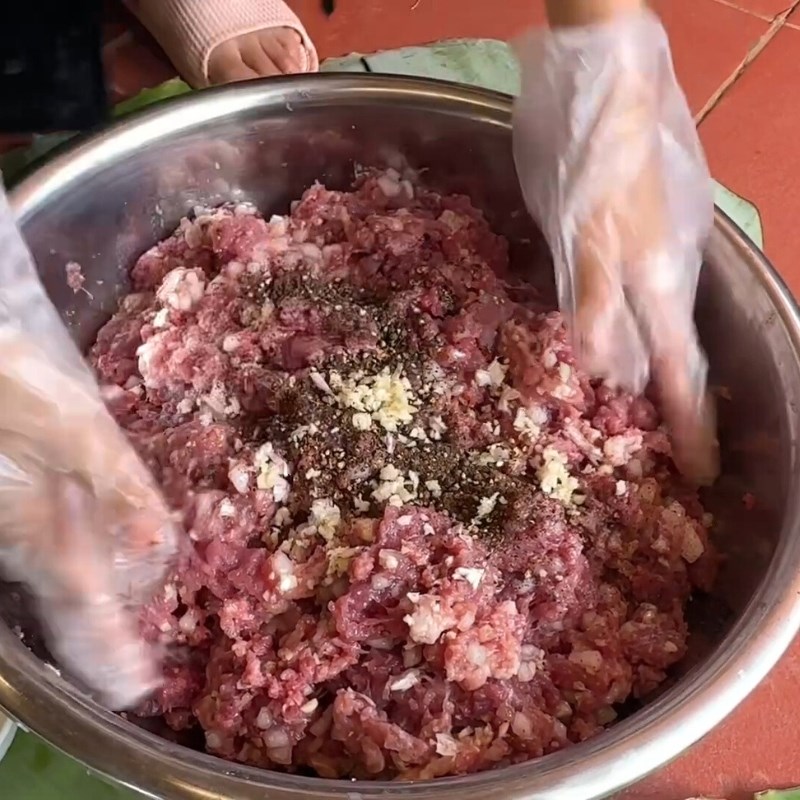 Bước 2 Trộn và ướp thịt Lạp xưởng hun khói Tây Bắc