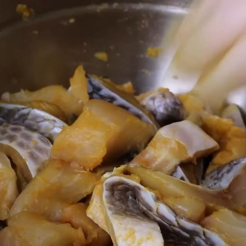 Bước 2 Ướp cá chiên giòn Bún cá rau cần