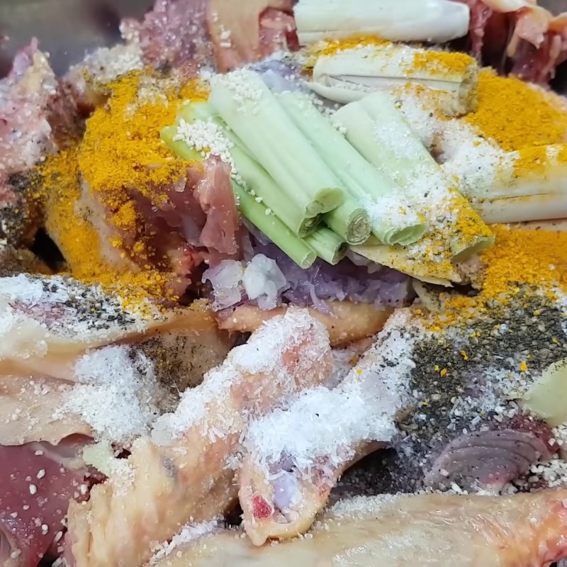 Bước 3 Ướp gà hầm sả Gà hầm sả miền Tây