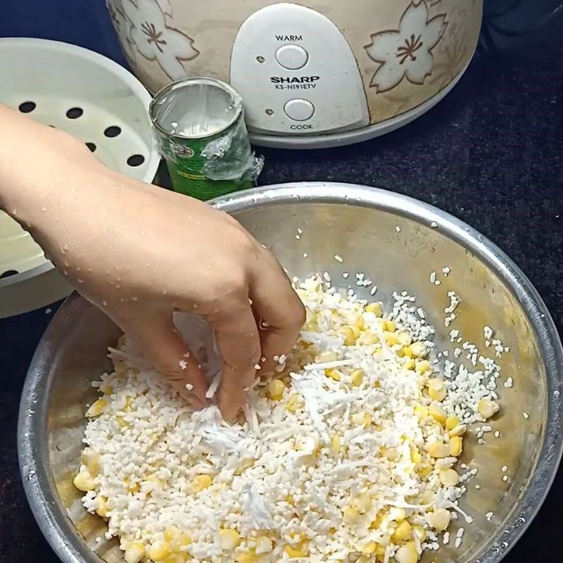 Bước 2 Ướp gạo nếp với muối Xôi ngô dừa
