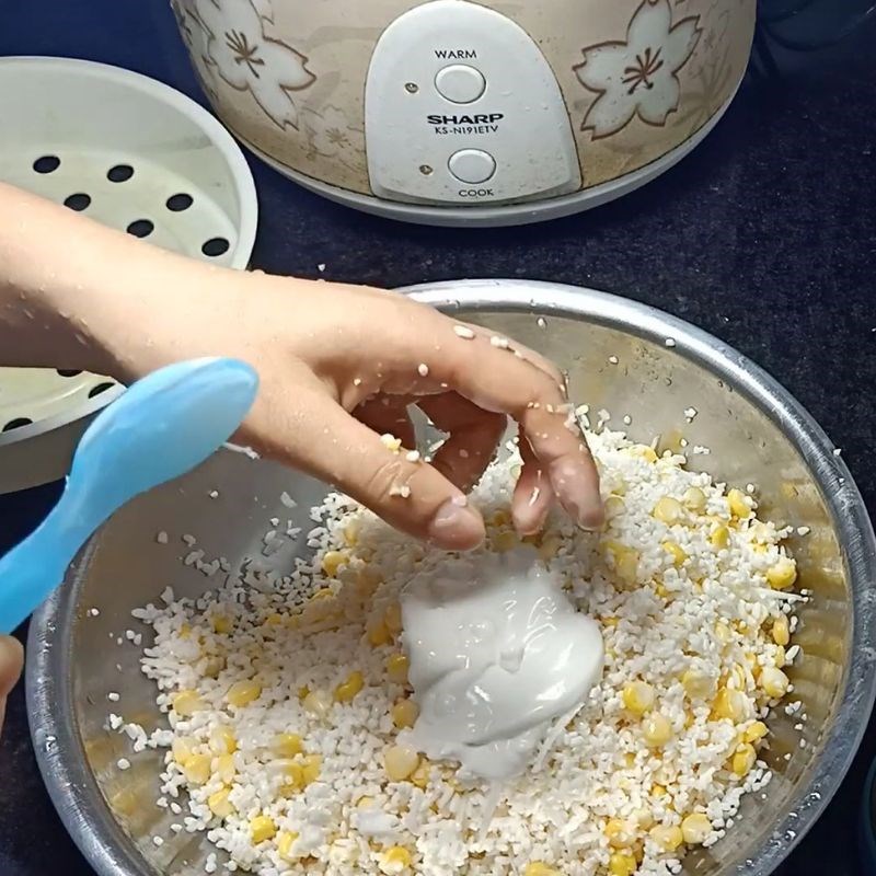 Bước 2 Ướp gạo nếp với muối Xôi ngô dừa