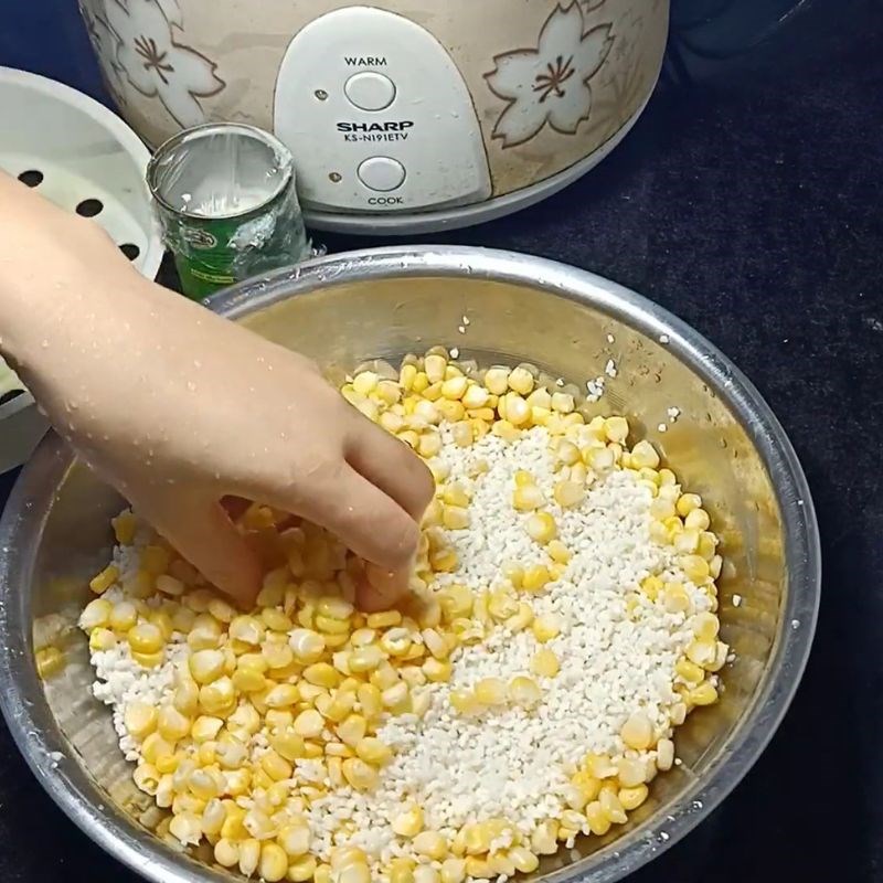 Bước 2 Ướp gạo nếp với muối Xôi ngô dừa