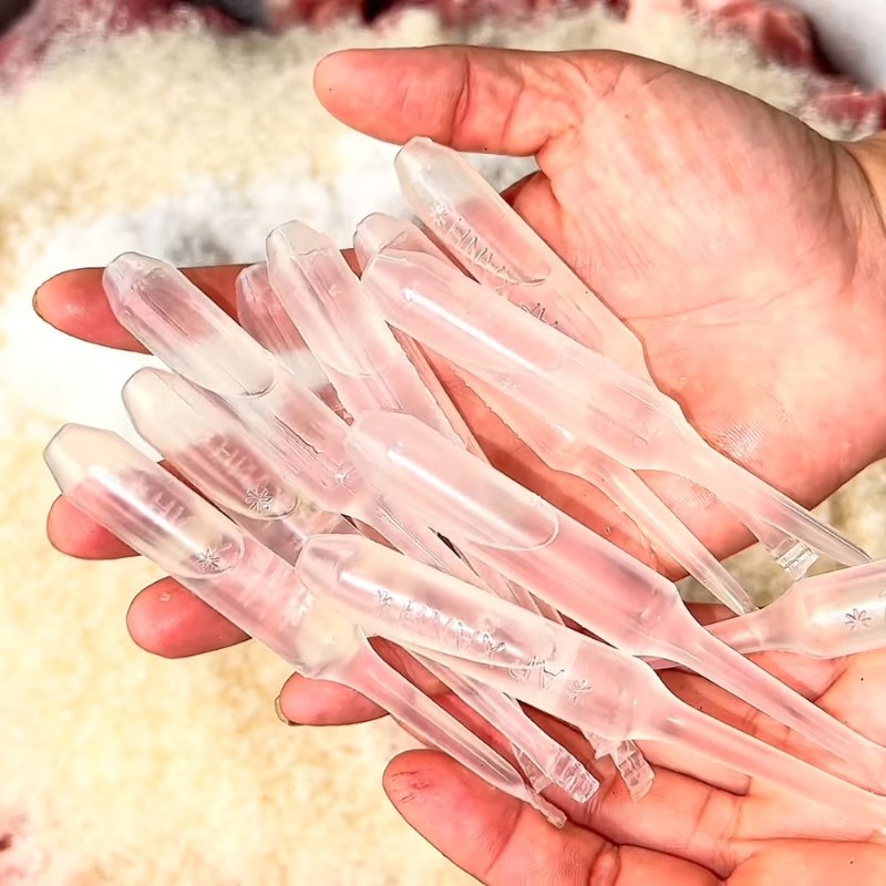 Bước 2 Ướp gia vị cho thịt lạp xưởng Lạp xưởng tươi