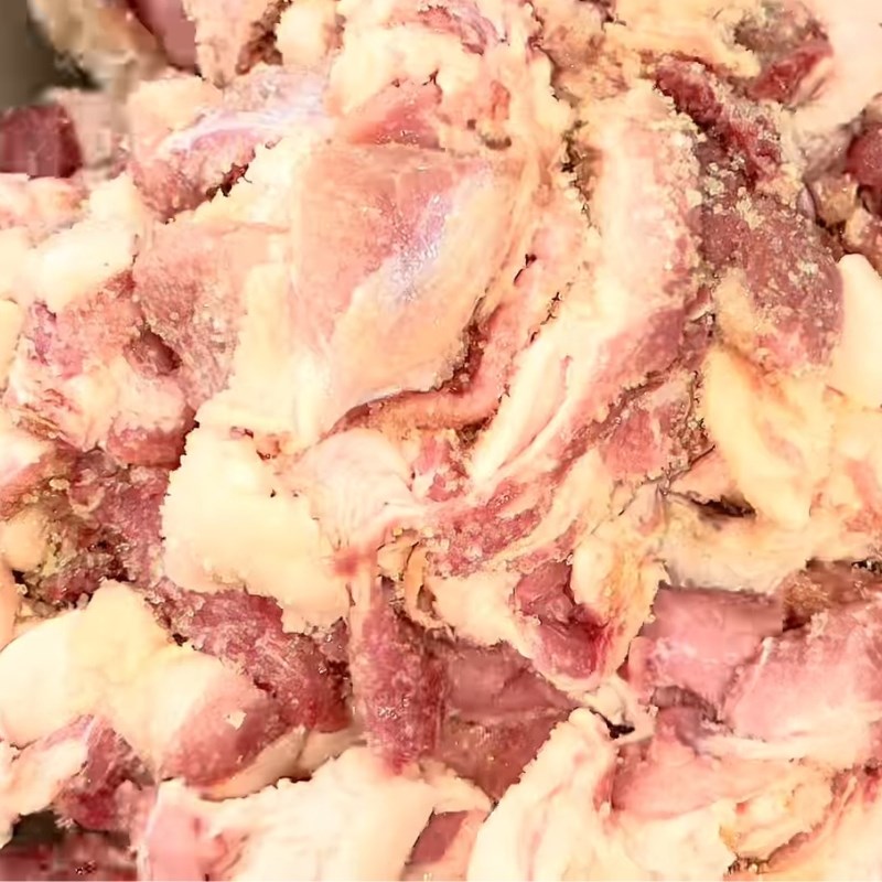 Bước 2 Ướp gia vị cho thịt lạp xưởng Lạp xưởng tươi