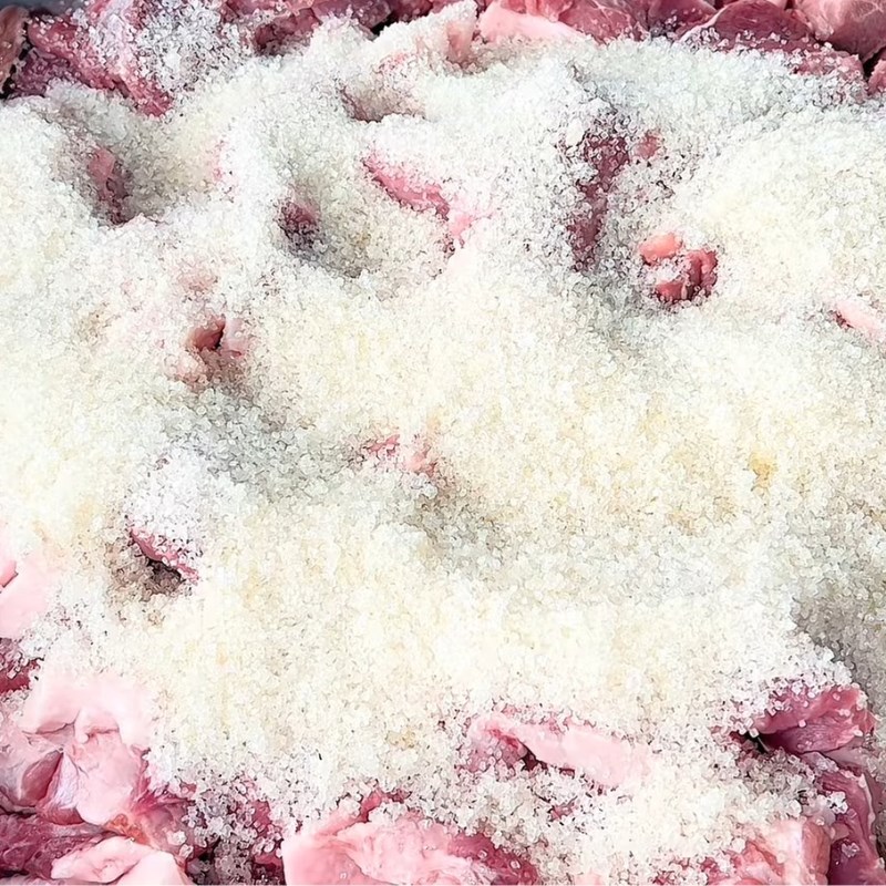 Bước 2 Ướp gia vị cho thịt lạp xưởng Lạp xưởng tươi