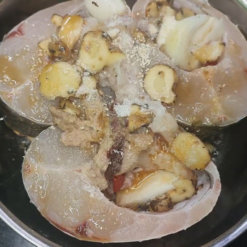 Bước 3 Ướp gia vị và tạo màu cho cá kho Quả chay kho cá