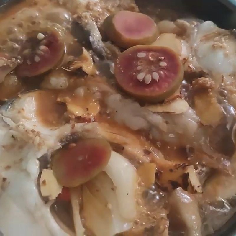 Bước 3 Ướp gia vị và tạo màu cho cá kho Quả chay kho cá