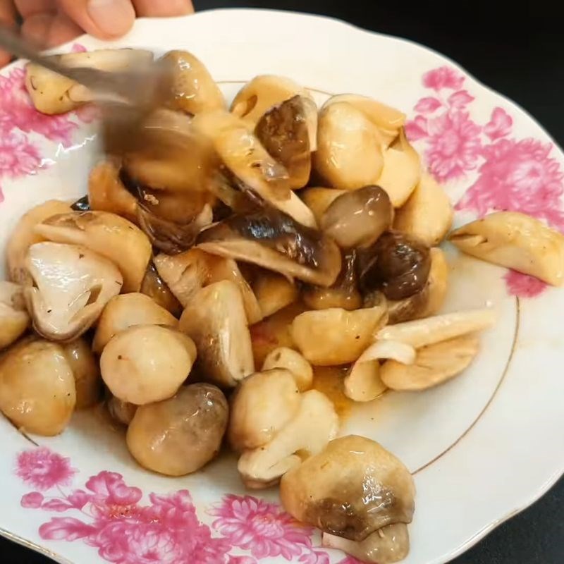 Bước 4 Ướp nấm rơm Nấm rơm xào tỏi