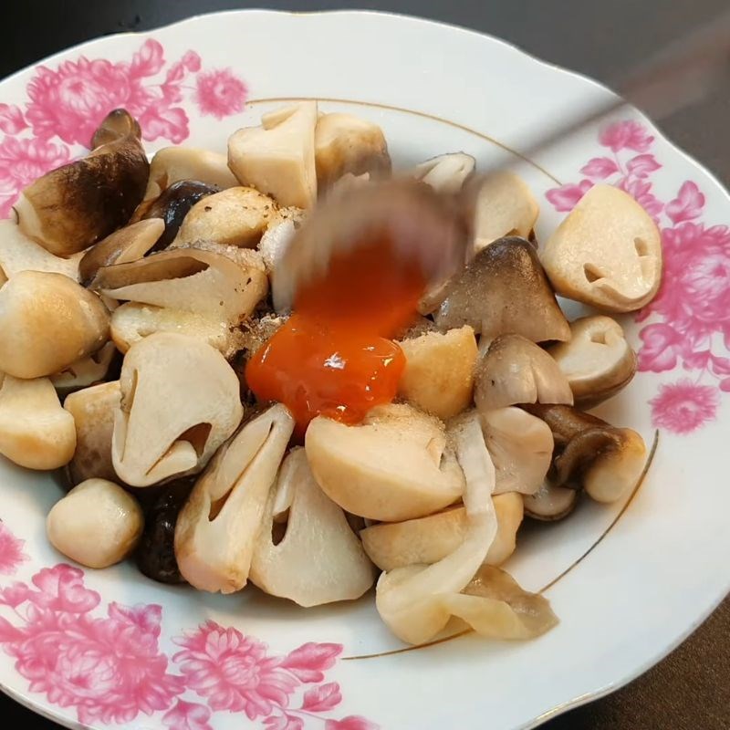 Bước 4 Ướp nấm rơm Nấm rơm xào tỏi