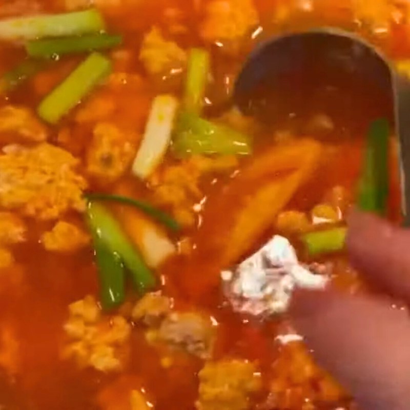 Bước 5 Xào cà chua và nêm nếm lại Bún riêu giò heo