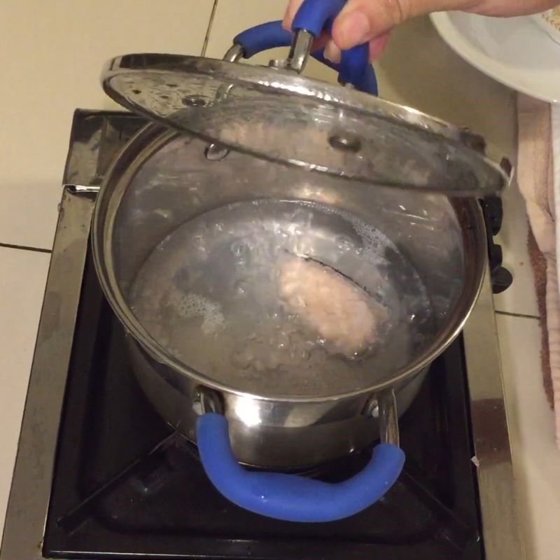 Bước 2 Xào cá hồi Cháo cá hồi rau ngót