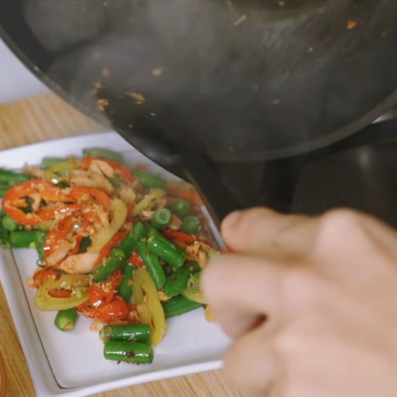 Bước 3 Xào cua và rau củ Cơm rang cua
