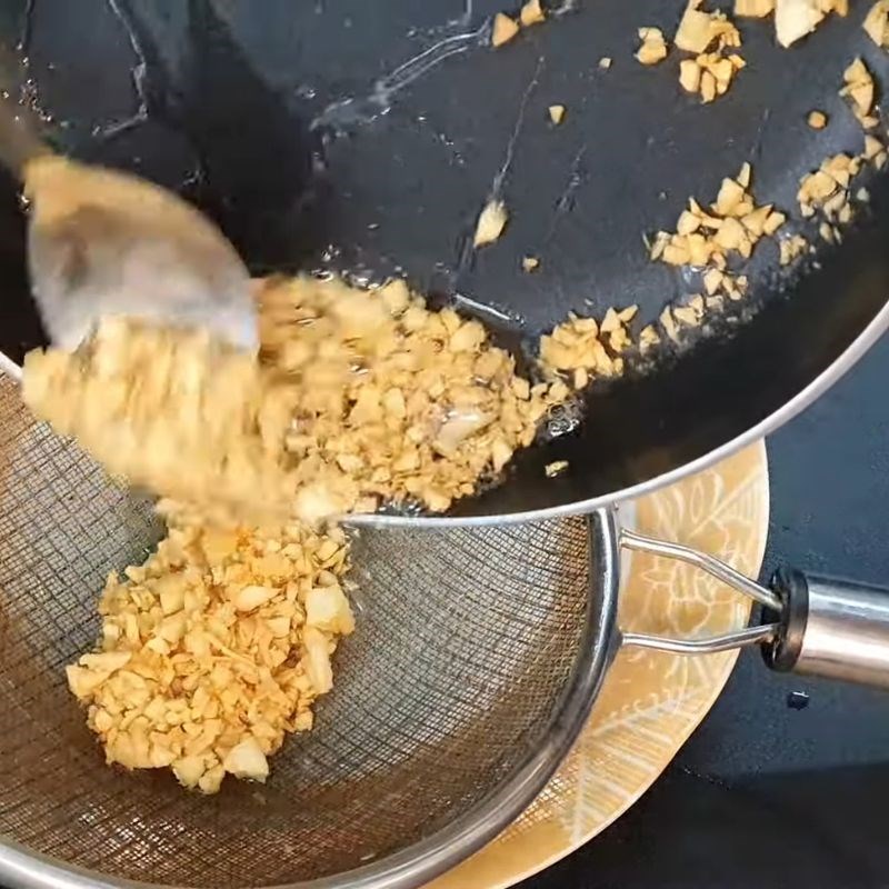 Bước 5 Xào nấm rơm tỏi thơm lừng Nấm rơm xào tỏi