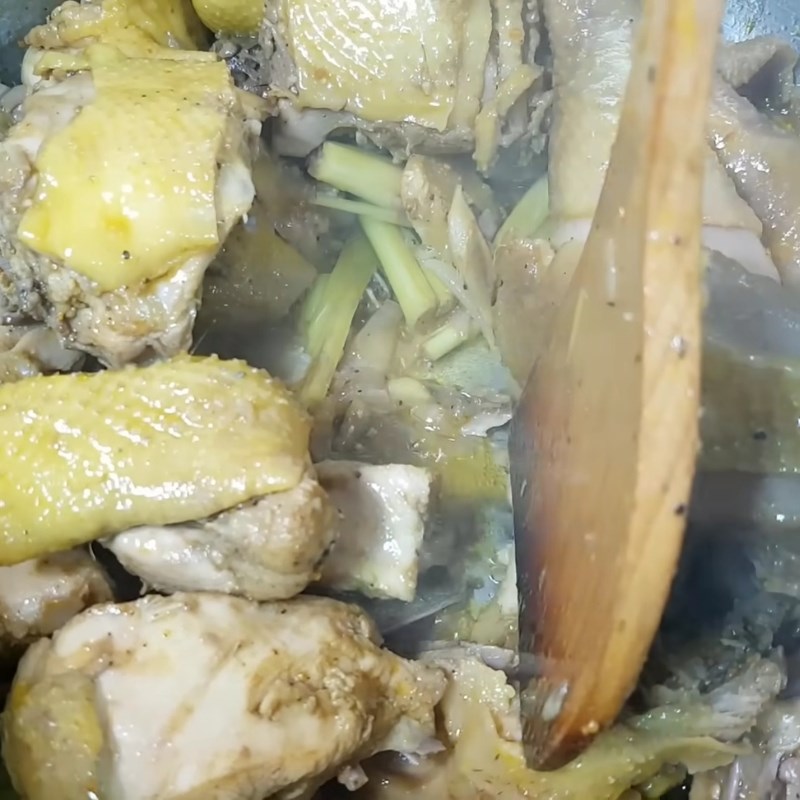 Bước 4 Xào săn thịt gà Gà hầm sả miền Tây