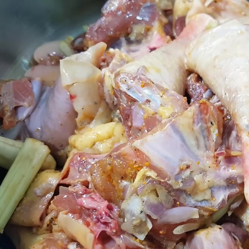 Bước 4 Xào săn thịt gà Gà hầm sả miền Tây