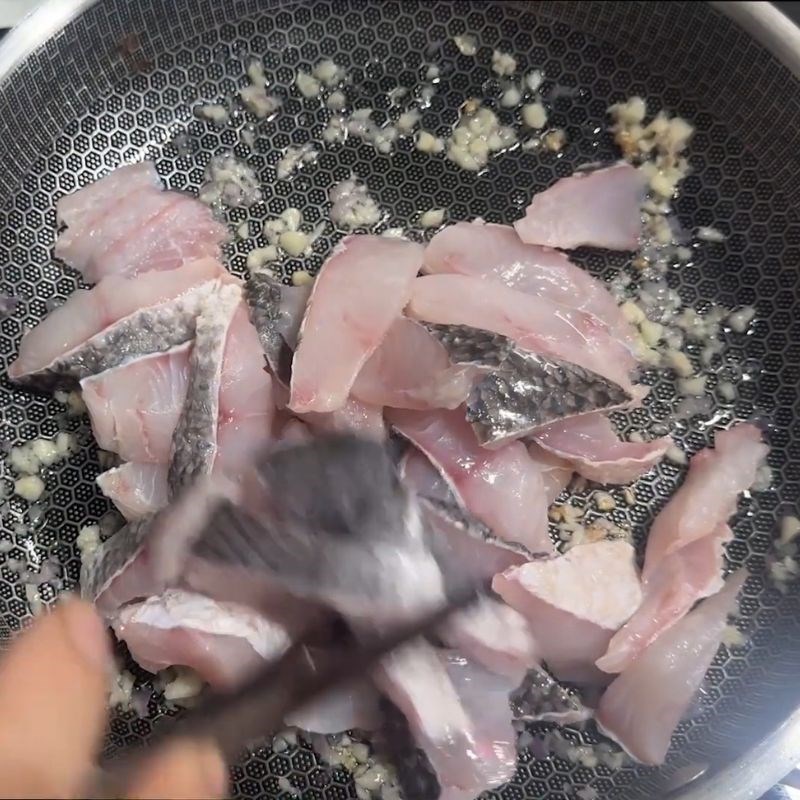 Bước 2 Xào sơ thịt cá – Bí quyết nấu canh không tanh Canh cá nấu rau cần