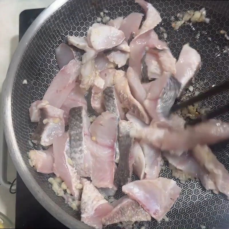 Bước 2 Xào sơ thịt cá – Bí quyết nấu canh không tanh Canh cá nấu rau cần