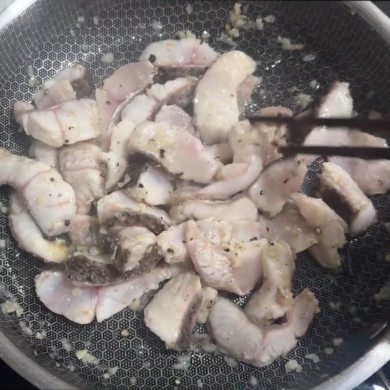 Bước 2 Xào sơ thịt cá – Bí quyết nấu canh không tanh Canh cá nấu rau cần