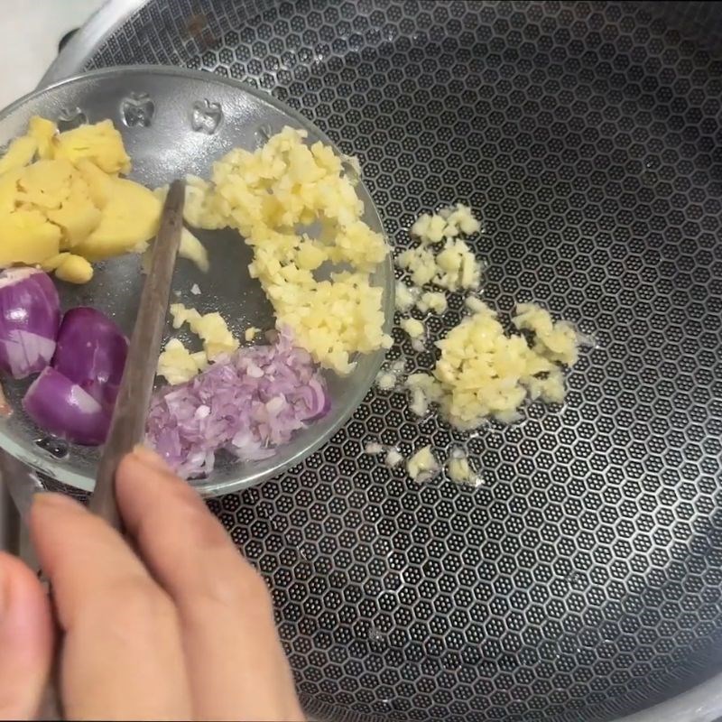 Bước 2 Xào sơ thịt cá – Bí quyết nấu canh không tanh Canh cá nấu rau cần