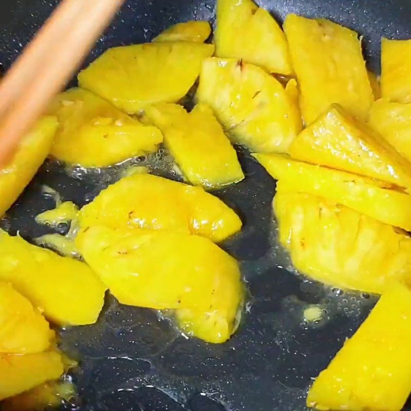 Bước 2 Xào và lấy nước cốt khóm Canh chua bông súng