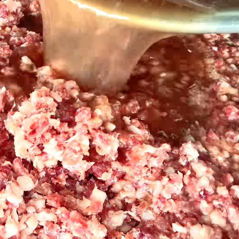 Bước 3 Xay và nhồi thịt làm lạp xưởng Lạp xưởng tươi